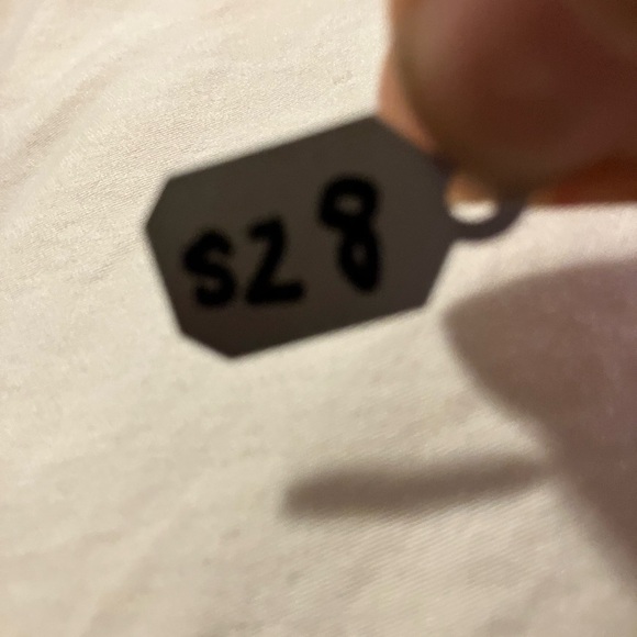 A size 8 silver ring with a stunning green cubic zirconia stone. - Picture 5 of 5